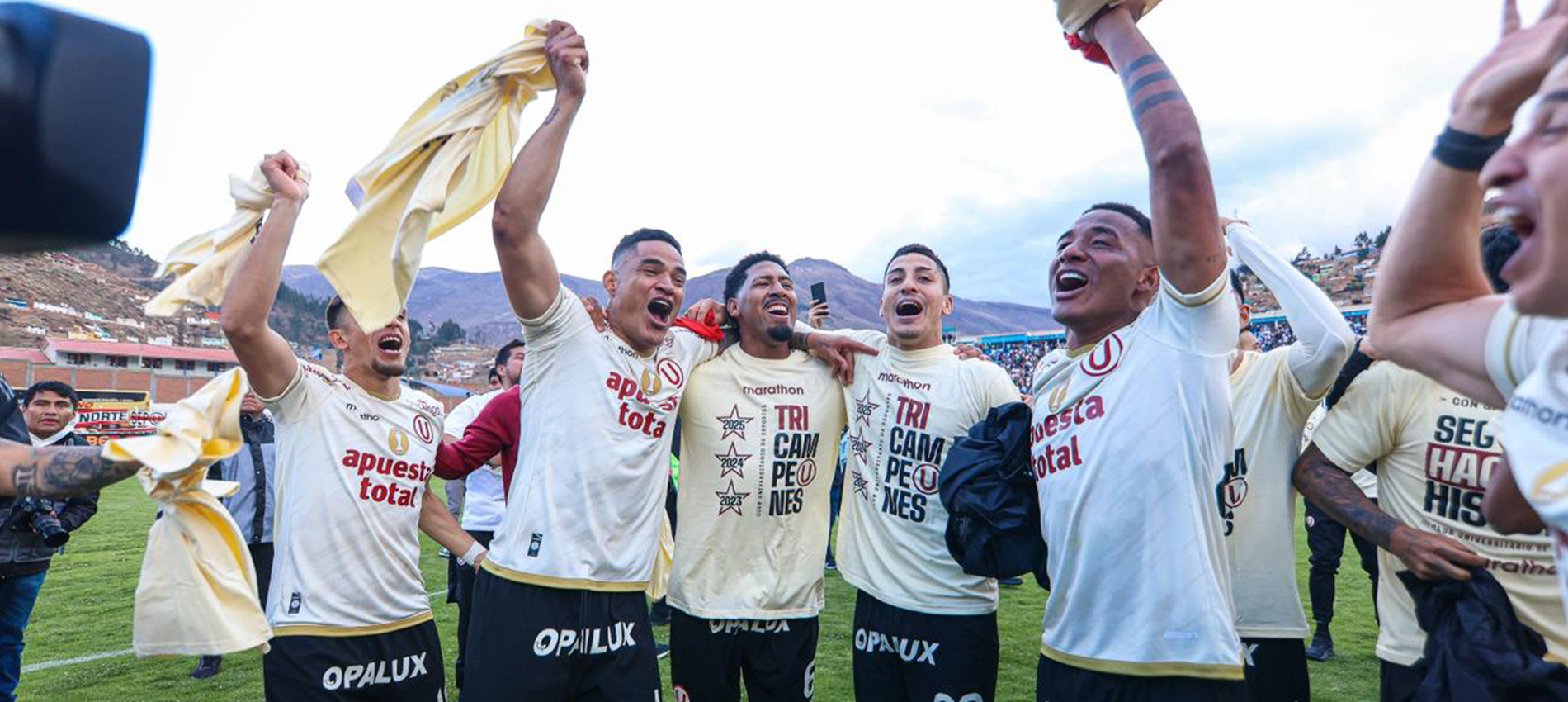 ¡UNIVERSITARIO TRICAMPEÓN DEL FÚTBOL PERUANO!